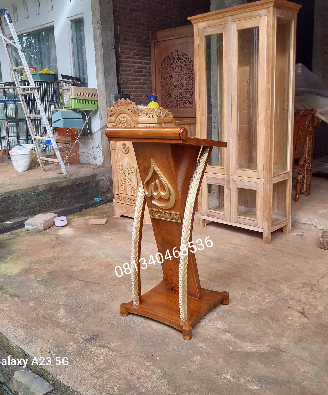 podium minimalis lengkung (1)