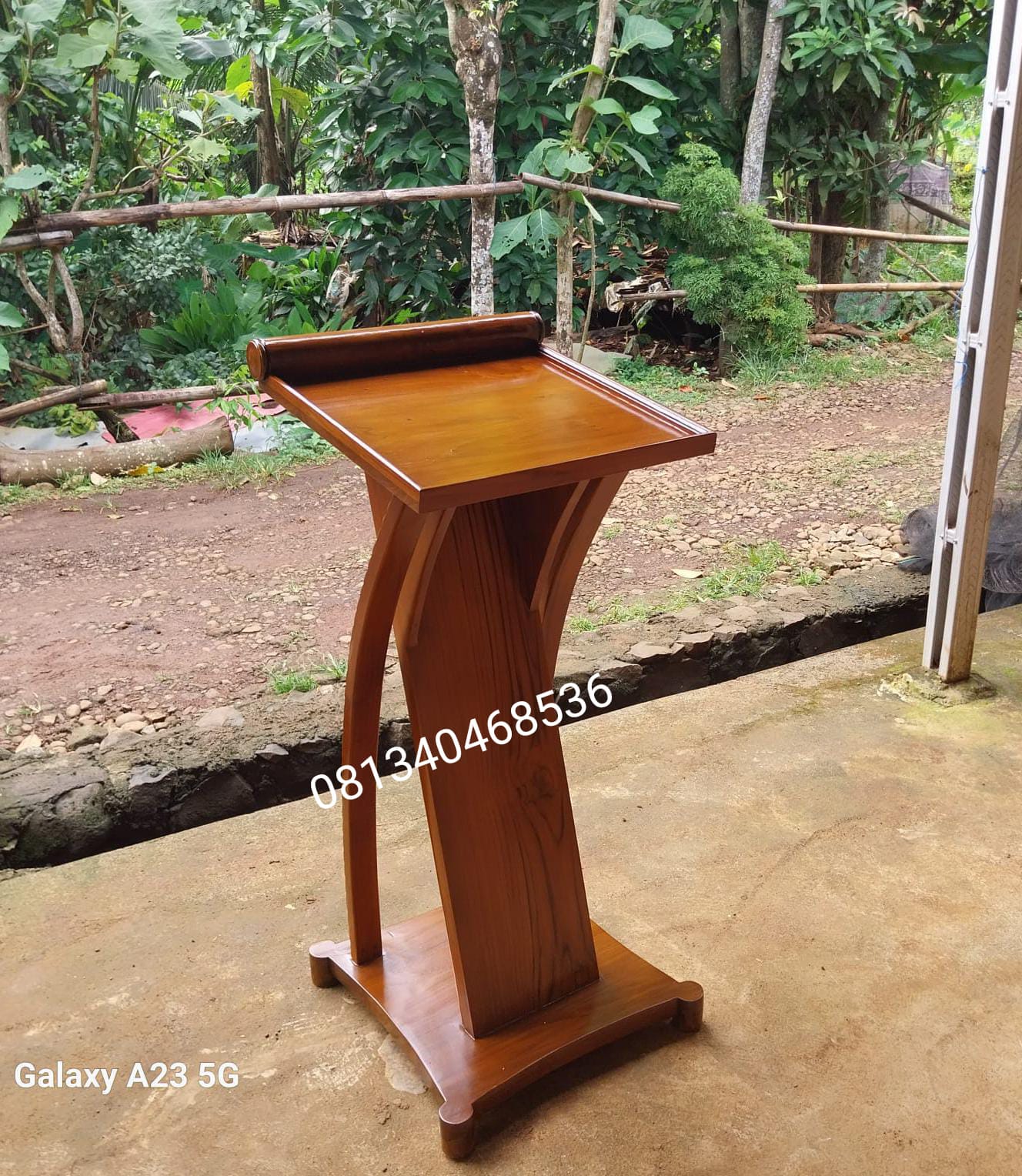 podium minimalis lengkung (1)